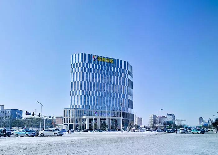 卉原鋼絲網(wǎng)架珍珠巖夾芯板施工案例展示——藍鯨控股集團總部大廈